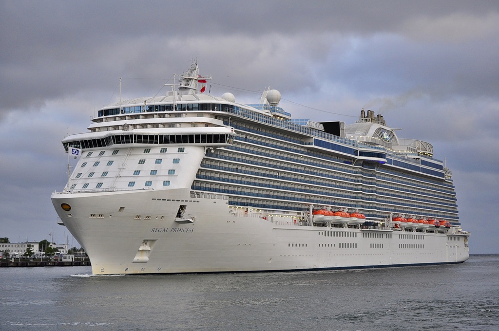 Die  Regal Princess  läuft am  16.05.2015 Warnemünde an.