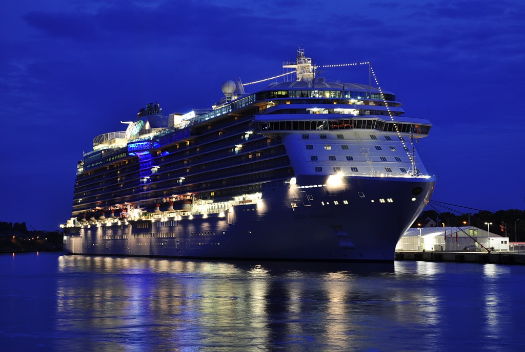 Die  REGAL PRINCESS  liegt am 02.09.2016 in Warnemünde am LP8.