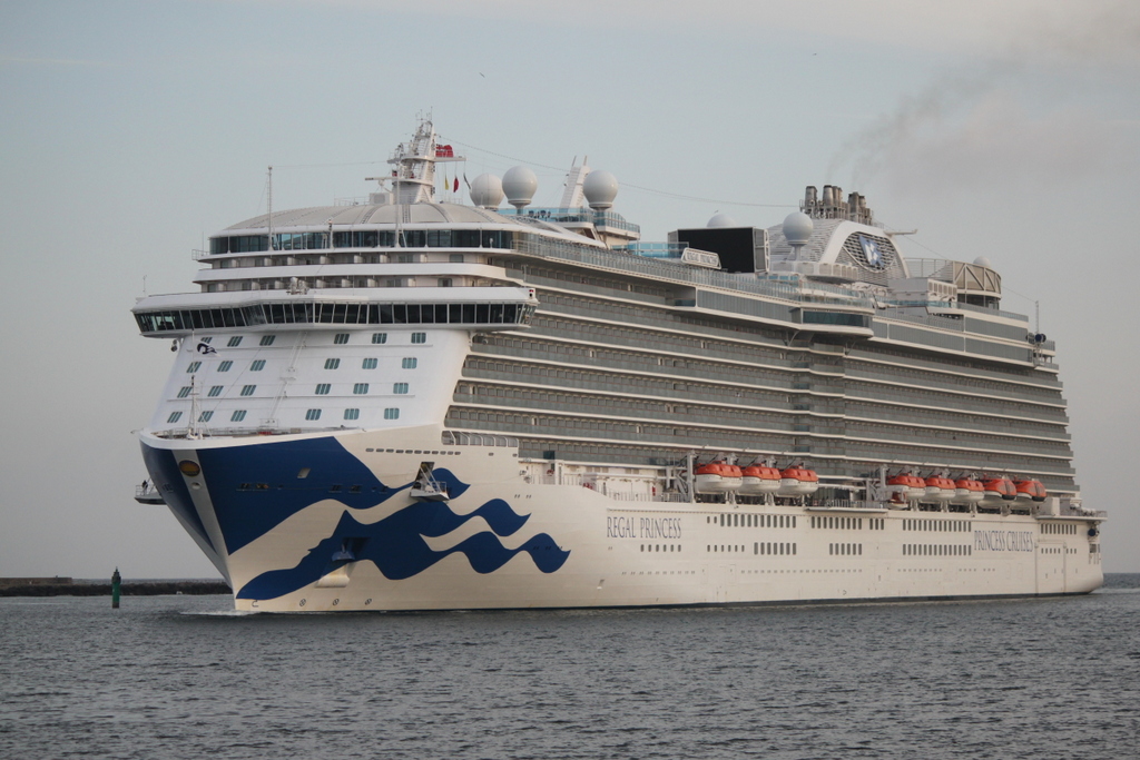 Die Regal Princess der Reederei Princess Cruises auf ihrem Seeweg von Oslo nach Tallinn beim Einlaufen am Morgen des 15.06.2018 gegen 05:40 Uhr in Warnemünde.