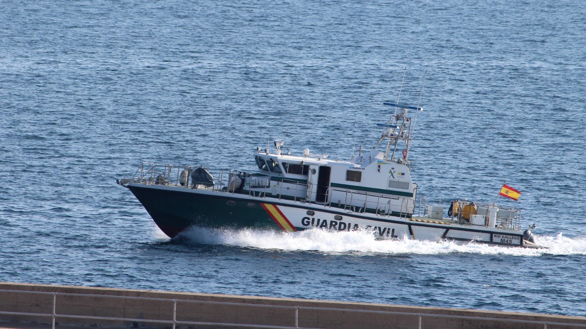 Die Rio Gallego ein Schiff der Gardia Civil am 21.10.2013 vor dem Hafen von Palma de Mallorca.