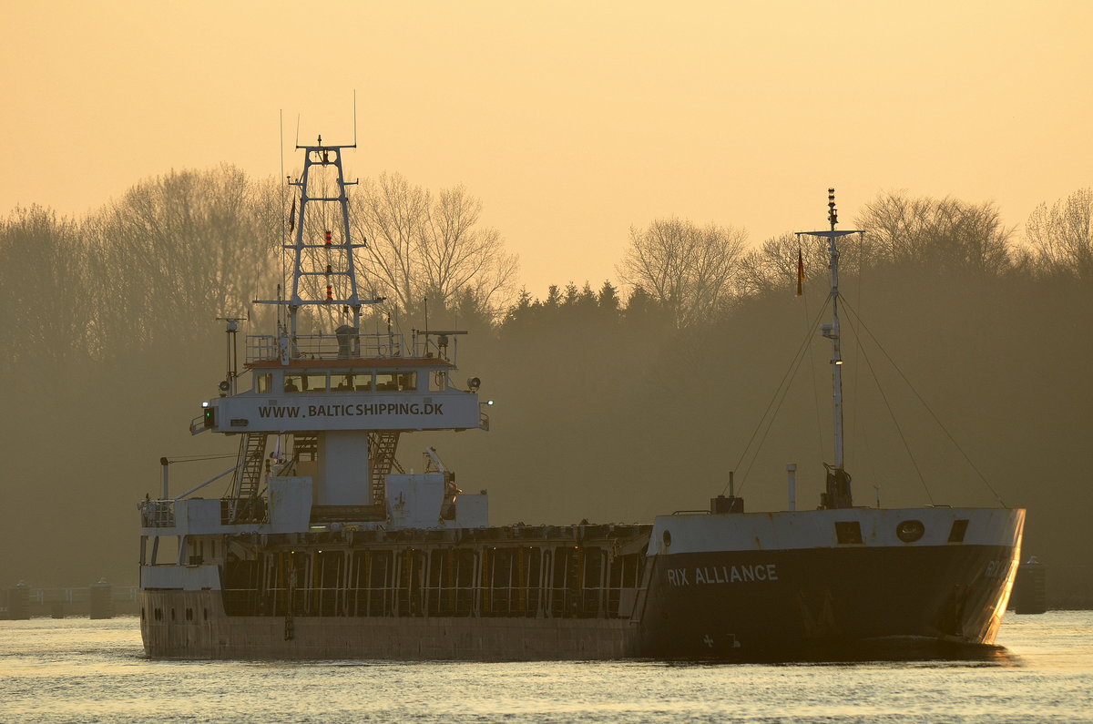 Die Rix Alliance IMO-Nummer:9128403 Flagge:Zypern Länge:88.0m Breite:11.0m Flagge:Zypern Baujahr:1995 Bauwerft:Slovenske Lodenice,Komarno Slowakei am 30.03.19 bei Fischerhütte auf dem Nord-Ostsee-Kanal aufgenommen.