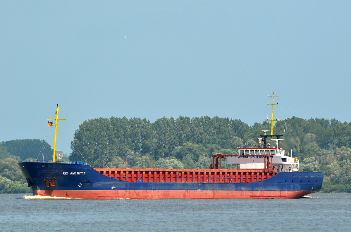 Die Rix Amethyst IMO-Nummer:9173185 Flagge:Zypern Länge:89.0m Breite:12.0m Baujahr:1999 Bauwerft:Scheepswerf Peters,Harlingen Niederlande am 26.06.18 auf der Elbe bei Lühe.