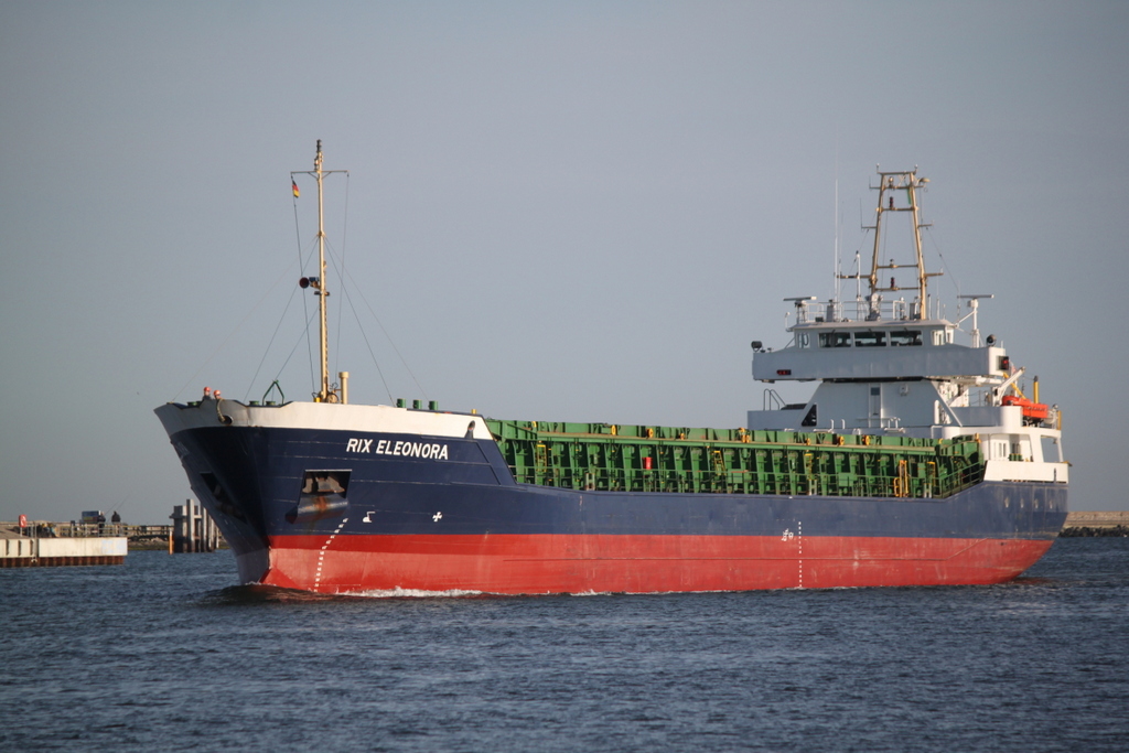 Die Rix Eleonora auf dem Weg von Lindoe(Dnemark)nach Rostock-berseehafen beim Einlaufen am Morgen des 03.06.2017 in Warnemnde