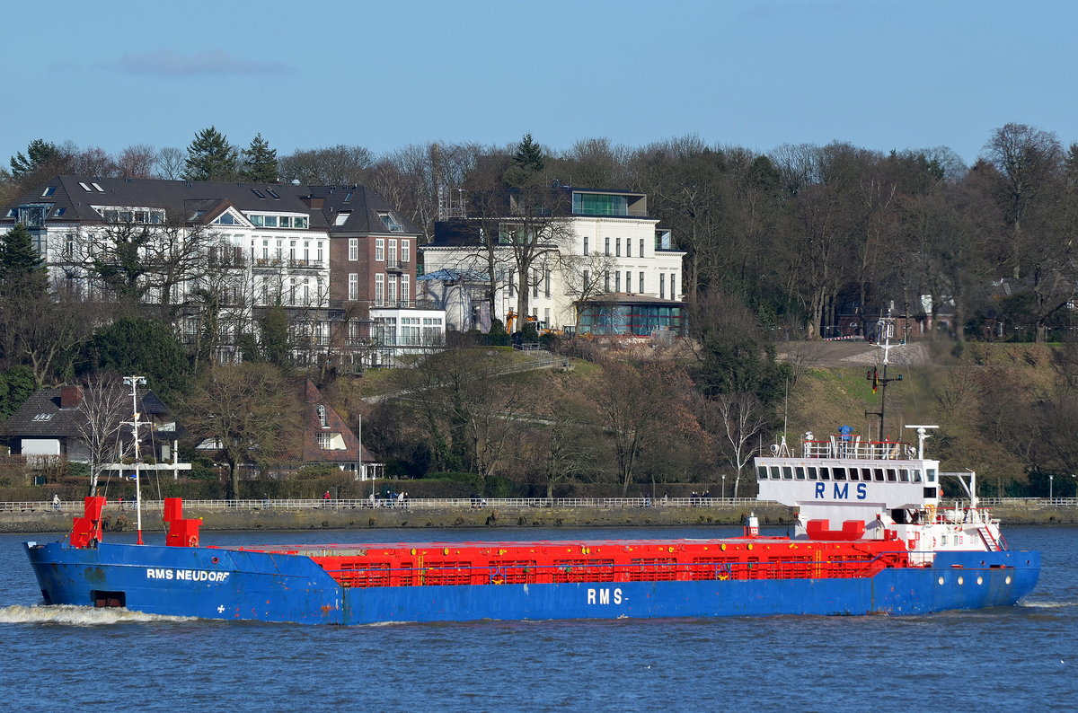 Die RMS Neudorf IMO-Nummer:8920256 Flagge:Antigua und Barbuda Länge:83.0m Breite:12.0m Baujahr:1990 Bauwerft:Damen Shipyard,Gorinchem auslaufend aus Hamburg aufgenommen vom Rüschpark Finkenwerder am 11.03.17