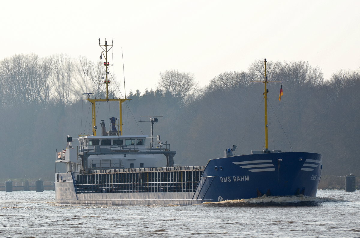 Die RMS Rahm IMO-Nummer:9117973 Flagge:Antigua und Barbuda Länge:82.0m Breite:11.0m Baujahr:1995 Bauwerft:Scheepswerf Bijlsma,Wartena Niederlande bei Fischerhütte im Nord-Ostsee-Kanal am 30.03.19