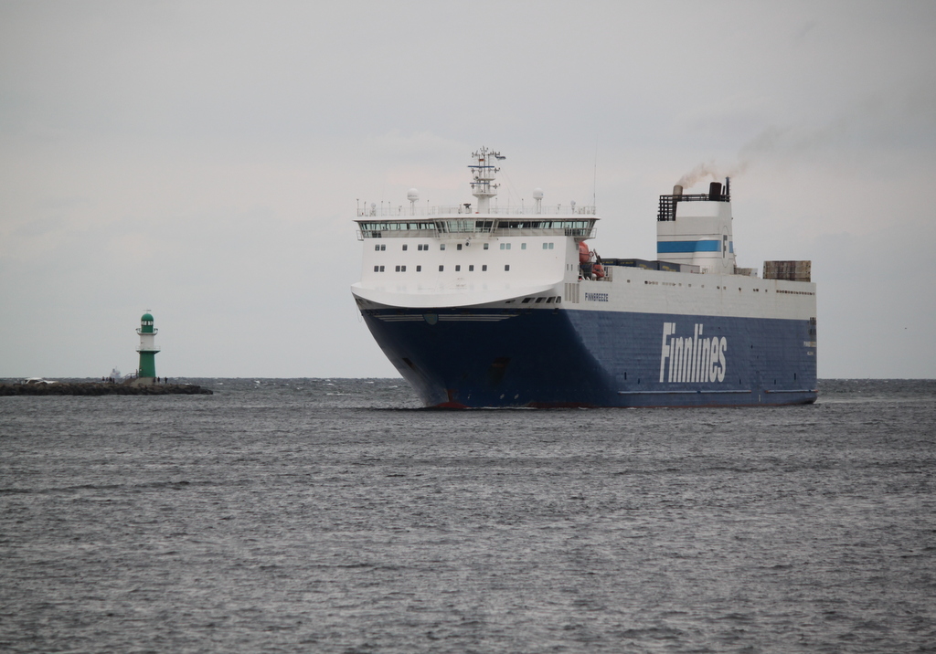 Die Ro-Ro Cargo Fähre Finnbreeze auf ihrem Seeweg von Hanko nach Rostock-Überseehafen beim Einlaufen um 13:37 Uhr in Warnemünde.24.08.2015