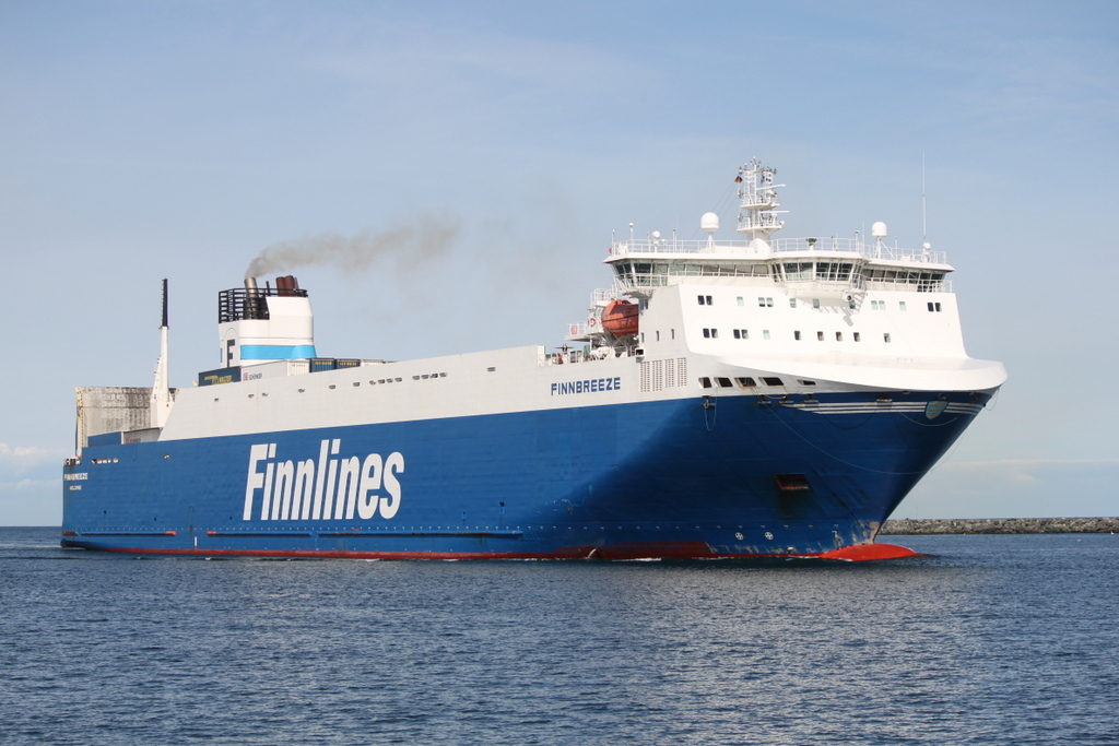 Die Ro-Ro Cargo Fähre Finnbreeze auf ihrem Seeweg von Hanko nach Rostock-Überseehafen beim Einlaufen um 13:56 Uhr in Warnemünde.14.09.2018