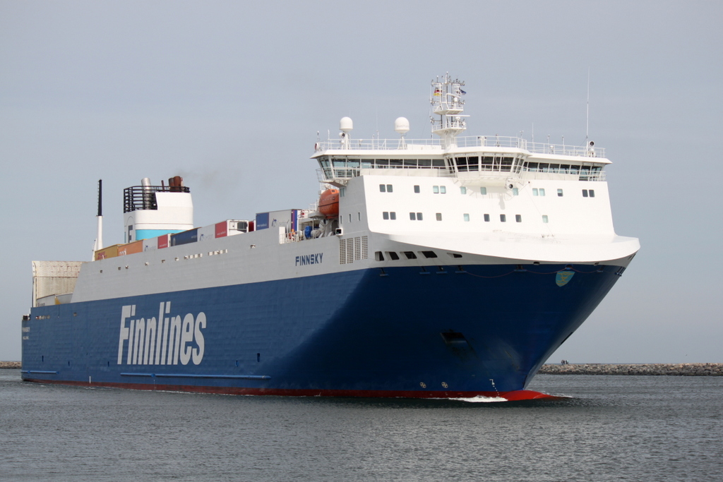 Die Ro-Ro Cargo Fhre Finnsky auf dem Weg von Vuosaari nach Rostock beim einlaufen in Warnemnde am 12.04.2015