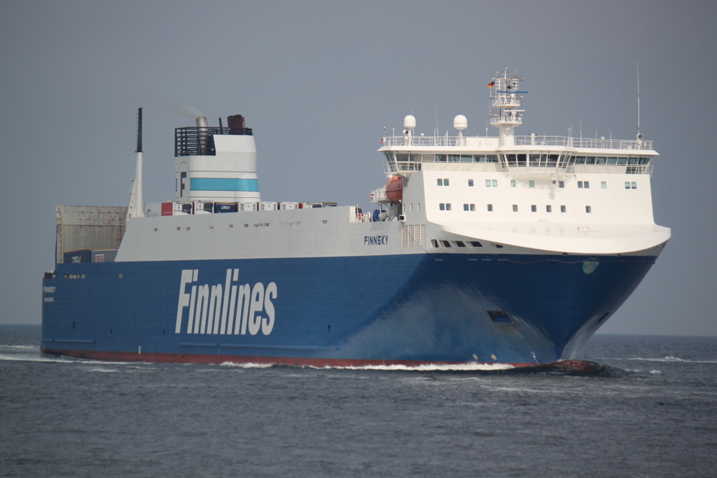 Die Ro-Ro Cargo Fhre Finnsky auf ihrem Weg von Aarhus nach Rostock-berseehafen beim Einlaufen in Warnemnde am 12.09.2015