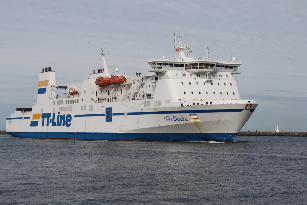 Die Ro-Ro-Fähre Nils Dacke(Heimathafen Limassol)auf ihrem Seeweg von Trelleborg nach Lübeck-Travemünde via Rostock-Überseehafen beim Einlaufen in Warnemünde.30.09.2018