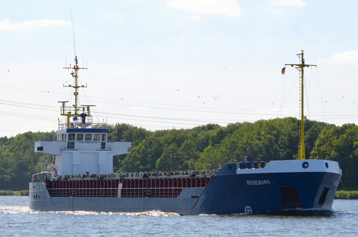 Die Roseburg IMO-Nummer:8817370 Flagge:Antigua und Barbuda Länge:82.0m Breite:12.0m Baujahr:1991 Bauwerft:Ferus Smit Scheepswerf,Hoogezand Niederlande aufgenommen am 09.08.15 im Nord-Ostsee-Kanal bei Rade.