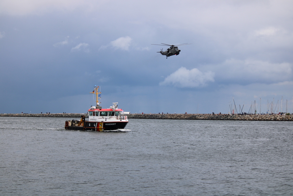 Die ROSENORT und Hubschrauber der Bundeswehr am 08.08.2021 in Warnemünde.