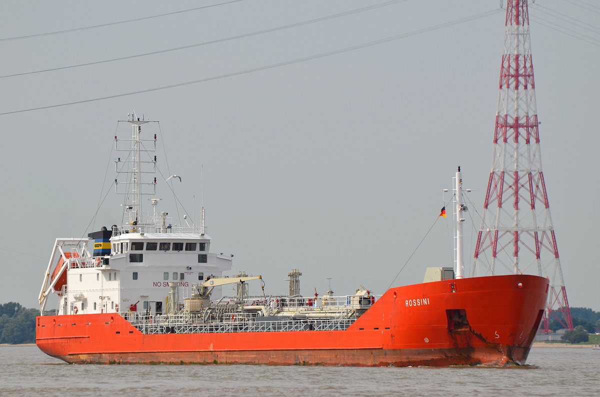 Die Rossini IMO-Nummer:9156981 Flagge:Zypern Länge:94.0m Breite:12.0m Baujahr:1998 am 23.07.16 auf der Elbe bei Lühe aufgenommen.