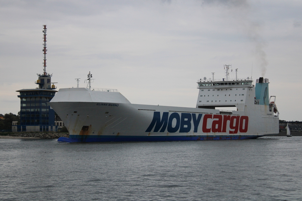 Die rostige Eliana Marino beim Auslaufen am Abend des 24.09.2022 in Warnemünde.