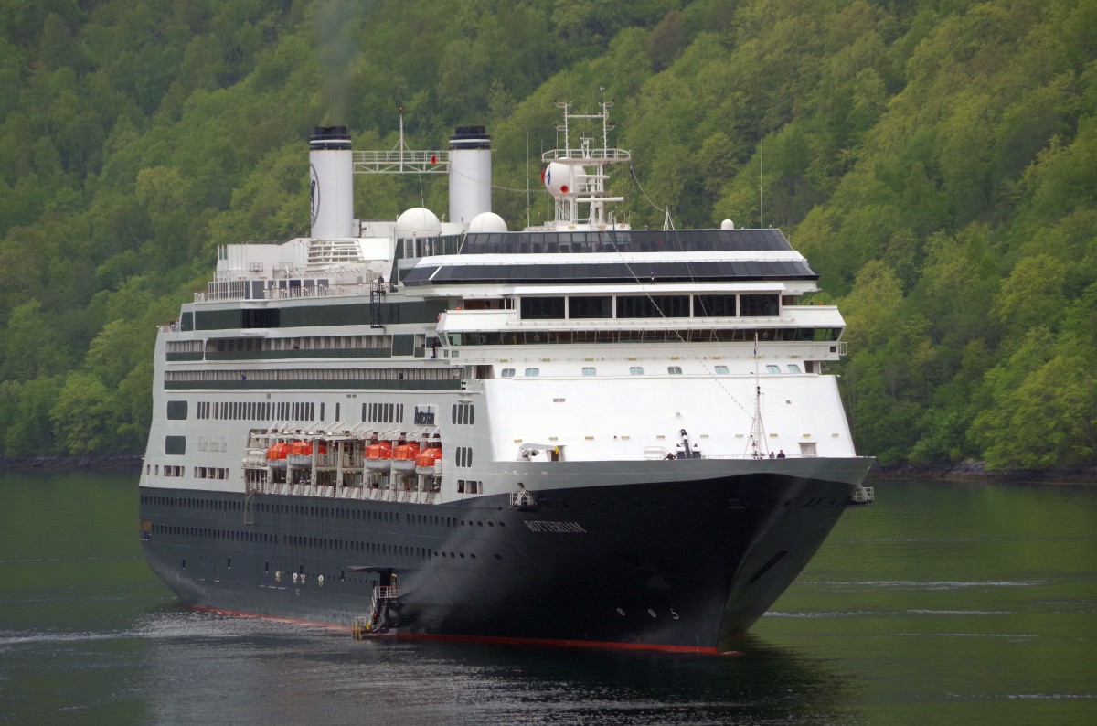 Die Rotterdam am 13.05.15 im Geiranger Fjord in Norwegen.