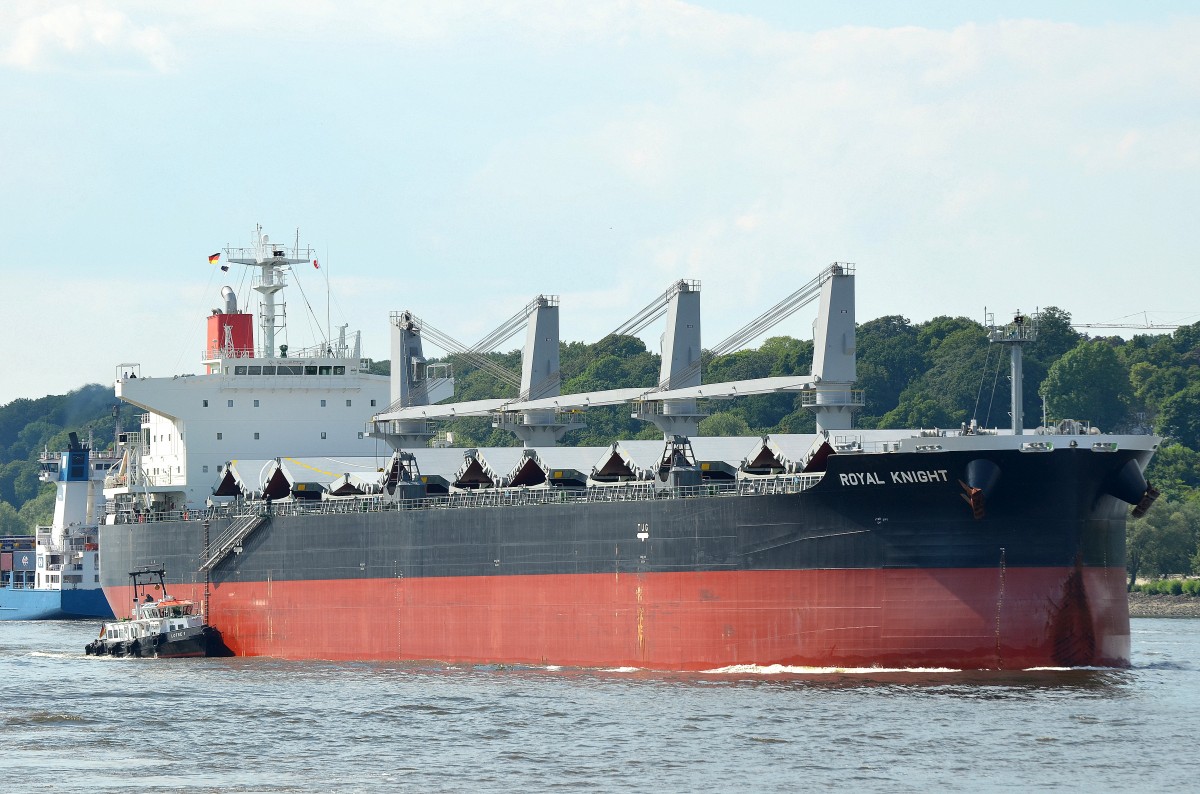 Die Royal Knight IMO-Nummer:9552355 Flagge:Panama Länge:197.0m Breite:32.0m Baujahr:2013 Bauwerft:Kawasaki Heavy Industries,Kobe Japan passiert einlaufend nach Hamburg am 03.06.14 den Rüschpark in Finkenwerder.