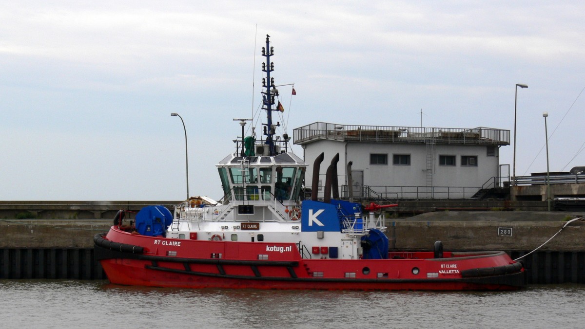 Die RT Claire am 15.06.2012 vor der Nordschleuse in Bremerhaven.