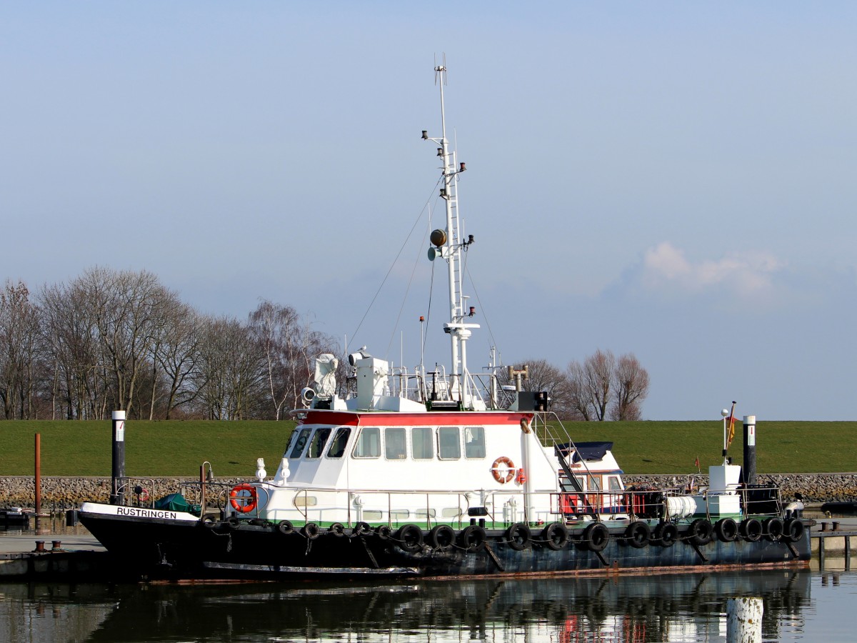 Die Rüstringen am 04.03.2014 im Hafen von Wilhelmshaven. Sie ist 23,3m lang und 5,4m breit.