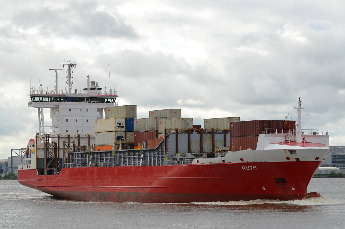 Die RUTH IMO-Nummer:9376036 Flagge:Zypern Länge:134.0m Breite:22.0m Baujahr:2008 Bauwerft:Sietas,Hamburg Deutschland auslaufend aus Hamburg vor Blankenese am  03.07.25