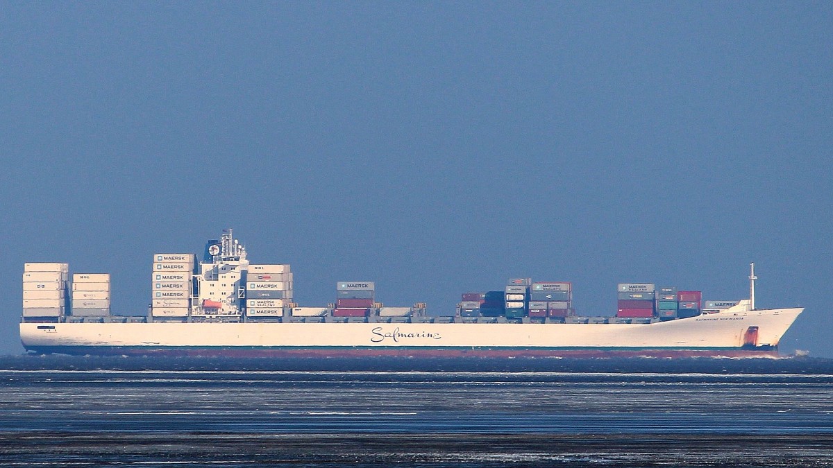 Die Safmarine Nokwanda am 11.02.2013 auf der Weser. Sie ist 266m lang und 37m breit.