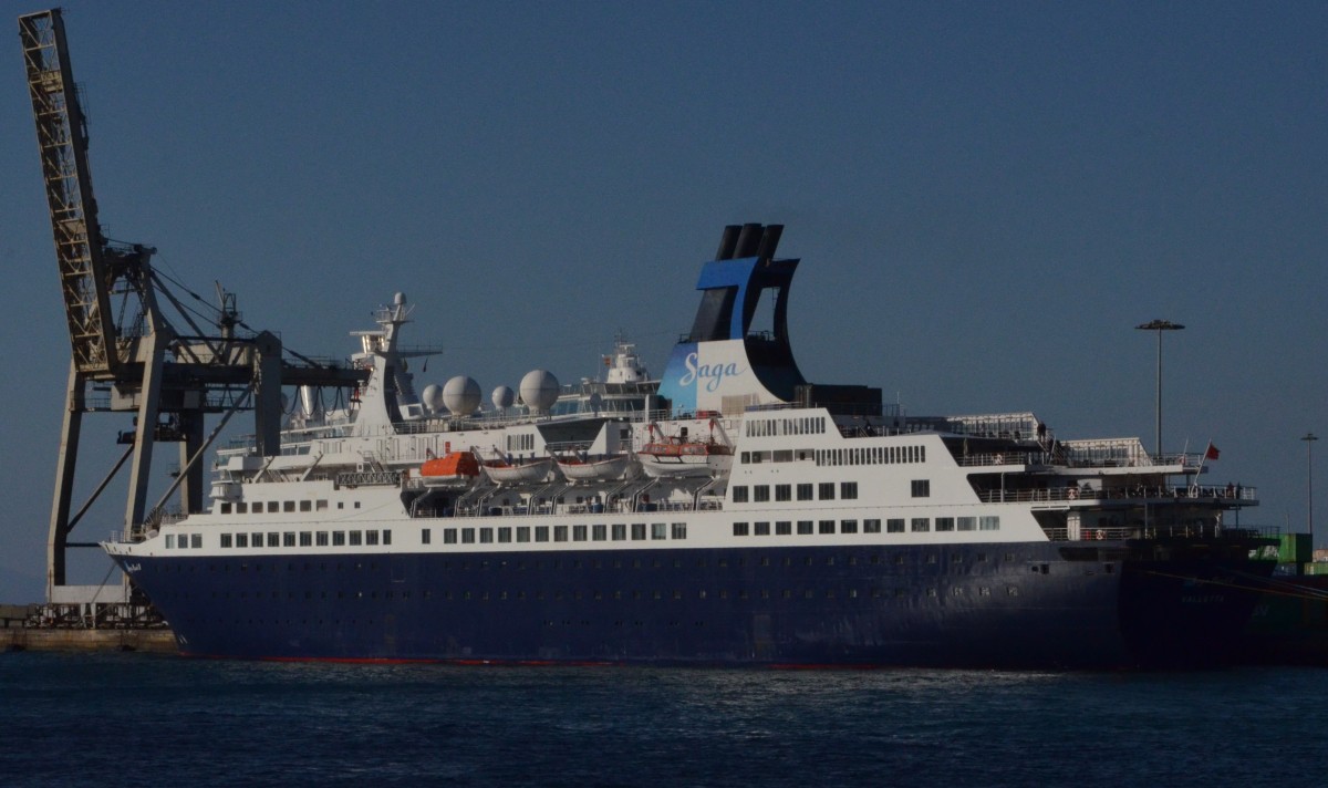 Die Saga Pearl II ist ein Kreuzfahrtschiff der Saga Shipping Company. Das Schiff war unter dem Namen Astor in den Jahren 1983/84 Drehort der in Deutschland sehr populren Fernsehserie „Das Traumschiff“,  Besatzung 285, Passagierzahl 580 bis 654, andere Schiffsnamen:  Astor (1980–85),  Arkona (1985–2002) , Astoria (2002–10) , Quest for Adventure  (2012–13).  IMO-Nr.  8000214. Heimathafen Valletta. in Arrecife / Lanzarote am 10.12.15. Lnge: 164 m, Breite: 23 m, Tiefgang: 6,20 m, Baubeginn: 29. Februar 1980, Stapellauf: 16. Dezember 1980
