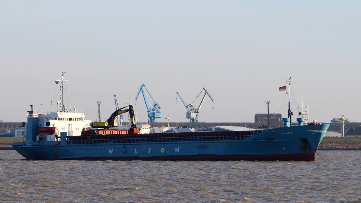 Die Salmo am 30.12.2013 auf der Weser vor Bremerhaven.