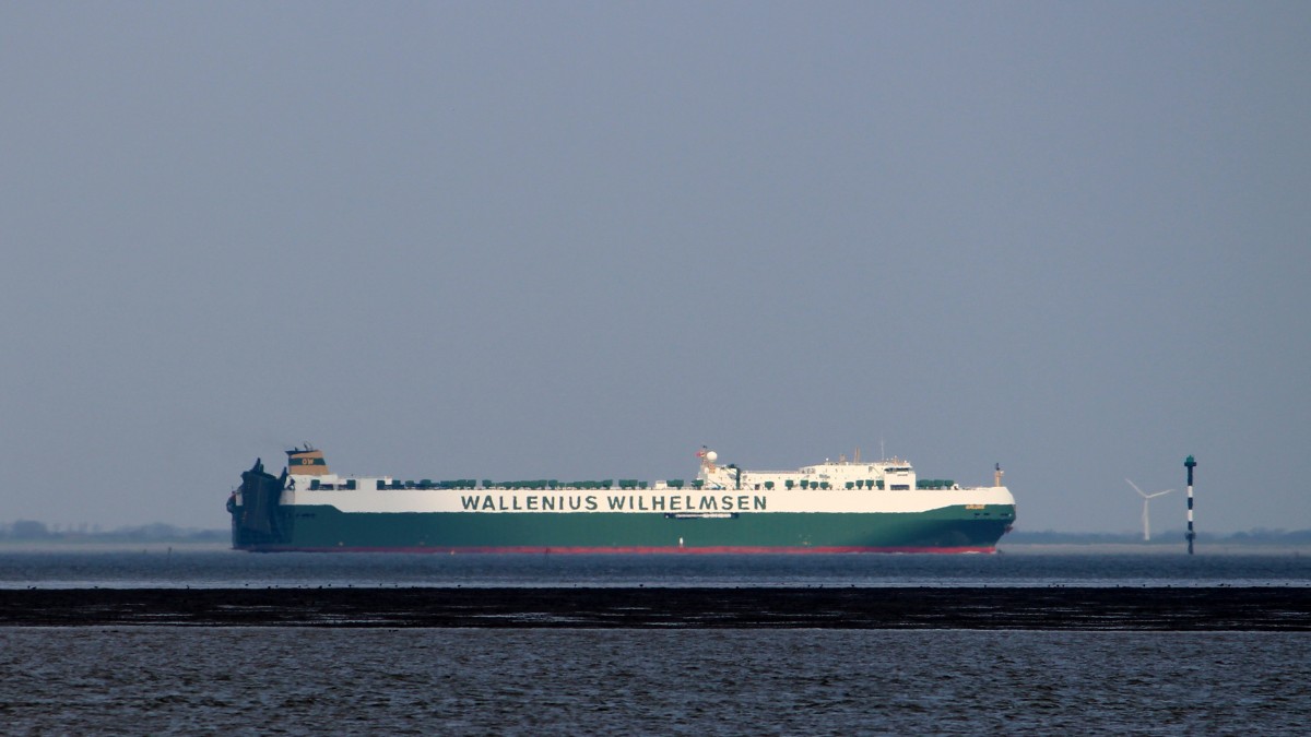 die Salome am 17.04.2013 auf der Weser vor Wremen. Sie ist 265m lang und 32m breit.