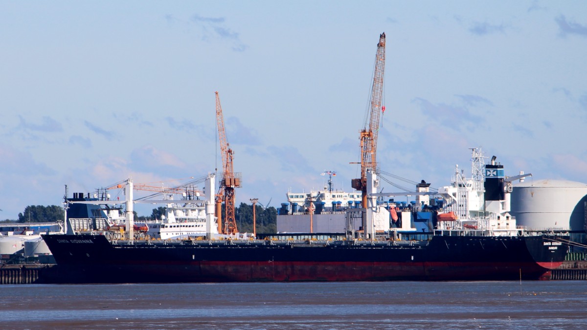 Die Santa Giovanna am 29.09.2013 im Hafen von Bremerhaven. Sie ist 181m lang und 30om breit.