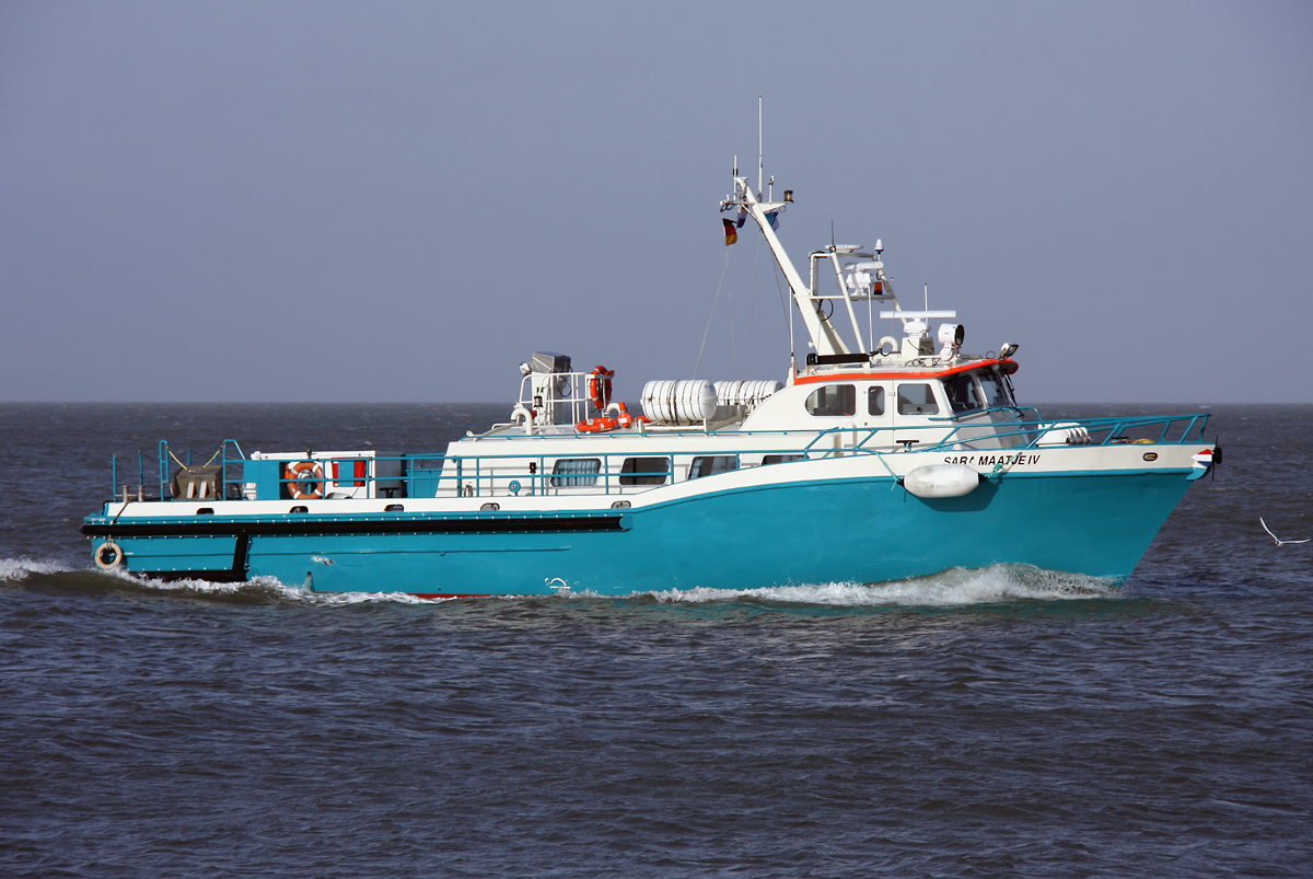 Die  Sara Maatje 4  , die unter der Flagge der Niederlande fährt ist ein Schnellboot, welches vom äußeren Erscheinungsbild einer Barkasse ähnelt. Sie pendelt als Passagierschiff regelmäßig von Cuxhaven aus zur größten Deutschen Bohrinsel  Mittelplate  und führt dort zum Beispiel Personalwechsel durch. Sie kann 29 Passagiere aufnehmen und ist 20 Meter lang und 5 Meter breit. Sie erreicht eine Spitzengeschwindigkeit von 22 Knoten. 

Bild : Cuxhaven März 2014