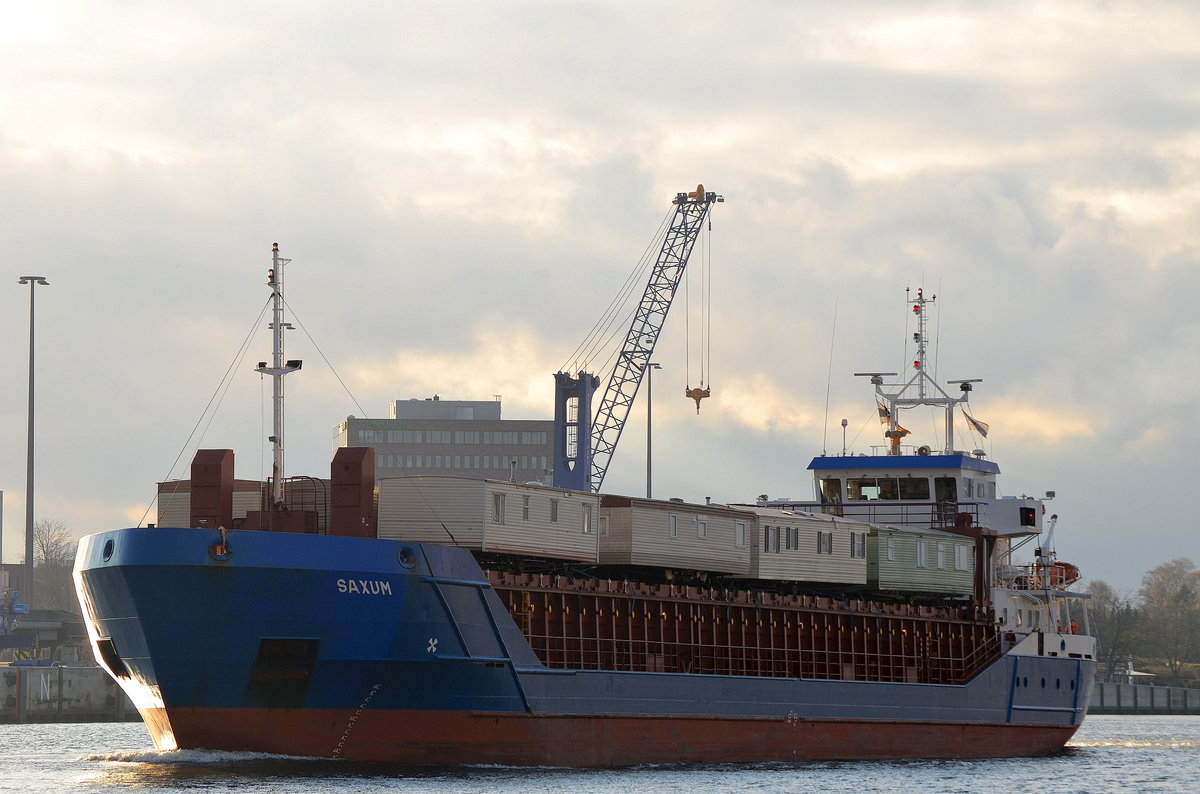 Die Saxum IMO-Nummer:9197818 Flagge:Gibraltar Länge:82.0m Breite:12.0m Baujahr:2000 Bauwerft:Daewoo Mangalia Heavy Industries,Mangalia Rumänien bei Rendsburg im Nord-Ostsee-Kanal am 19.11.16 aufgenommen.