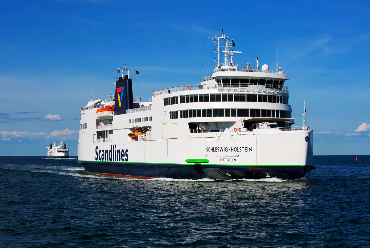 Die Scandlines Fähre „Prins Richard“ ist gerade am Molenkopf in Puttgarden vorbeigefahren, da wartete schon die Schleswig-Holstein der Scandlines auf die Einfahrt in den Fährhafen Puttgarden. - 20.06.2014