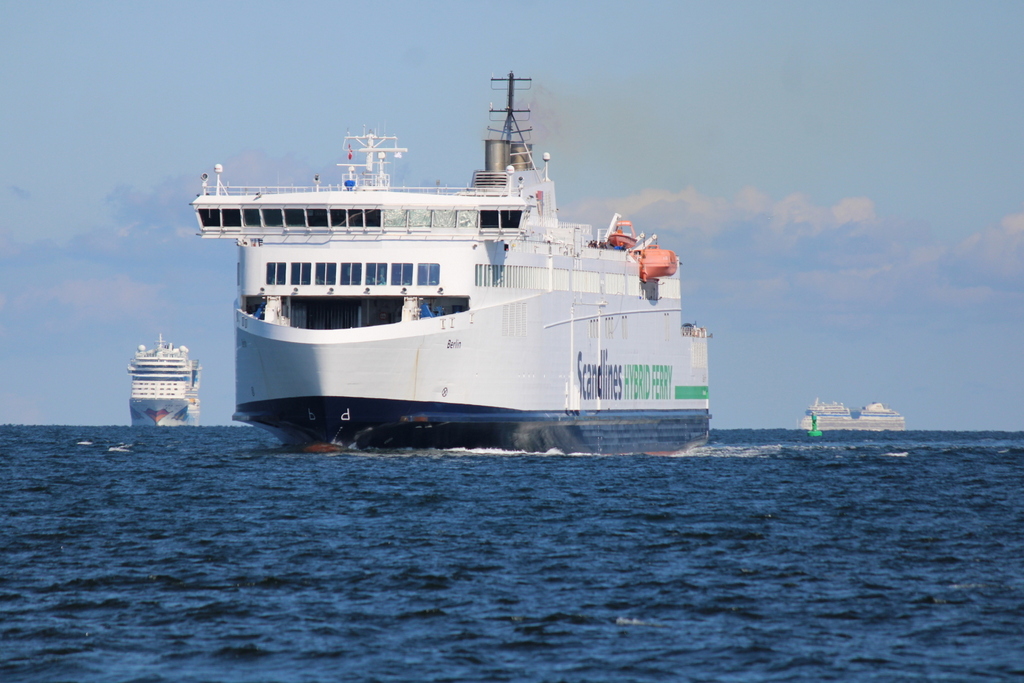 Die Scandlines Fähre BERLIN am 04.08.2020 im Seekanal vor Warnemünde, im Hintergrund kamen schon AIDAmar und AIDAblu