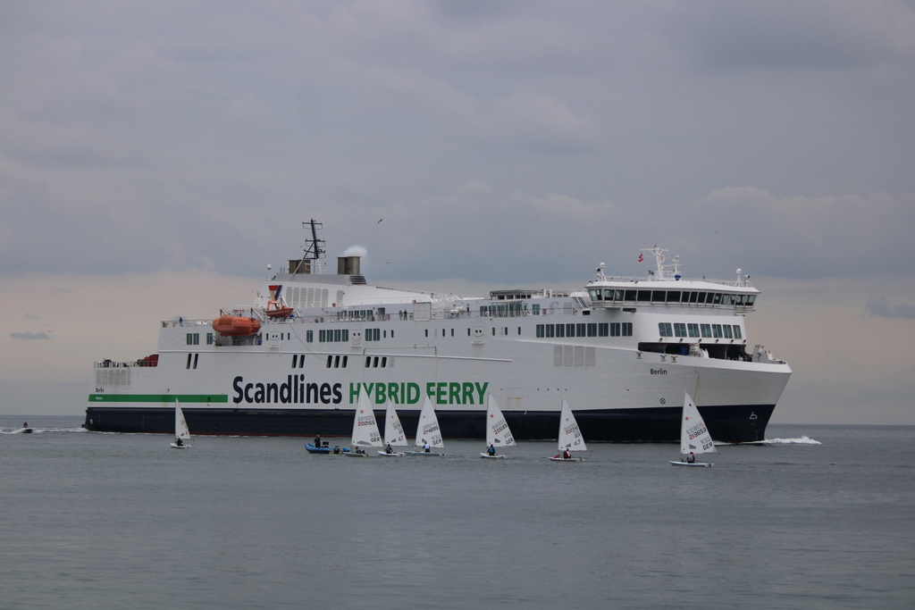 Die Scandlines Fähre BERLIN auf ihrem Seeweg von Gedser nach Rostock-Überseehafen beim Einlaufen am 26.09.2020 in Warnemünde.