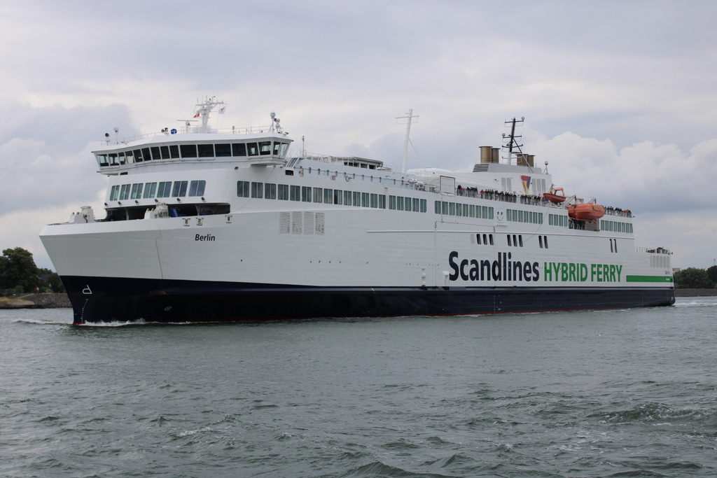 Die Scandlines Fähre BERLIN auf dem Seeweg von Rostock-Überseehafen nach Gedser beim Auslaufen in Warnemünde.10.07.2021