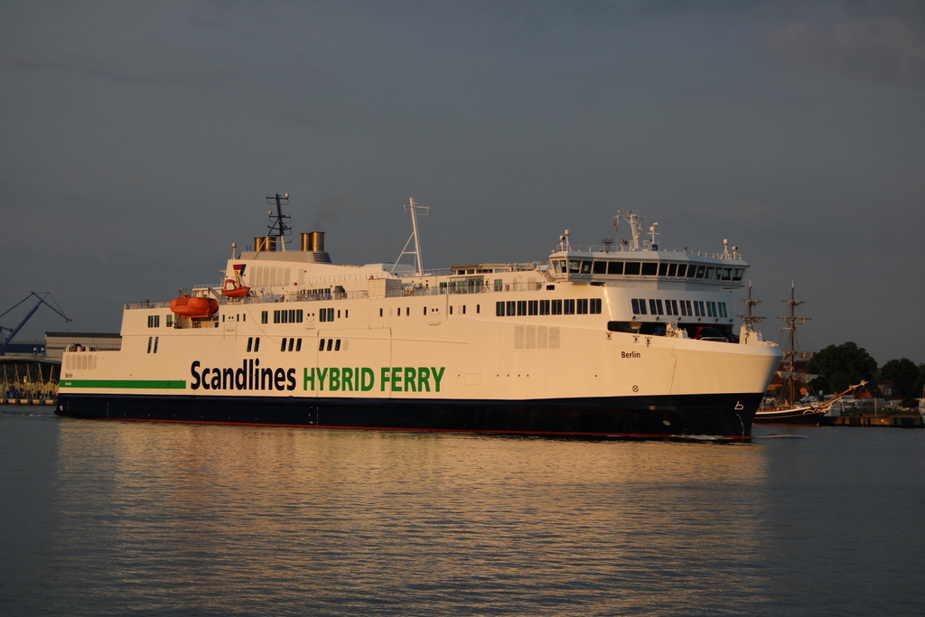 Die Scandlines Fähre BERLIN auf dem Seeweg von Rostock-Überseehafen nach Gedser beim Auslaufen am Morgen des 11.07.2021 um 06.12 Uhr in Warnemünde.