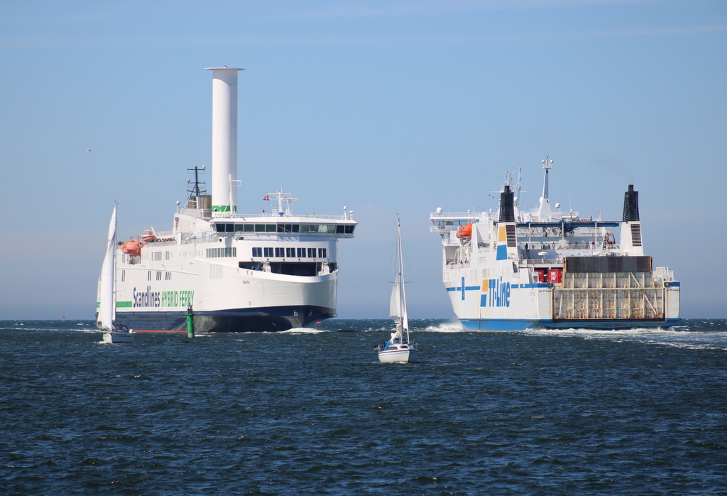 Die Scandlines Fähre Berlin auf dem Seeweg von Gedser nach Rostock-Seehafen beim Einlaufen in Warnemünde,neben an machte sich Robbin Hood auf dem Weg nach nach Trelleborg.05.06.2022