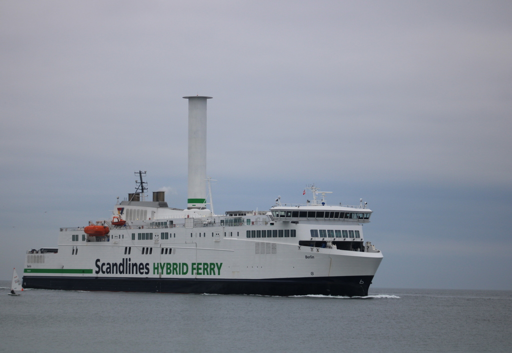 Die Scandlines Fähre Berlin auf dem Seeweg von Gedser nach Rostock-Seehafen beim Einlaufen in Warnemünde bei norddeutschen Schmuddelwetter.12.11.2022