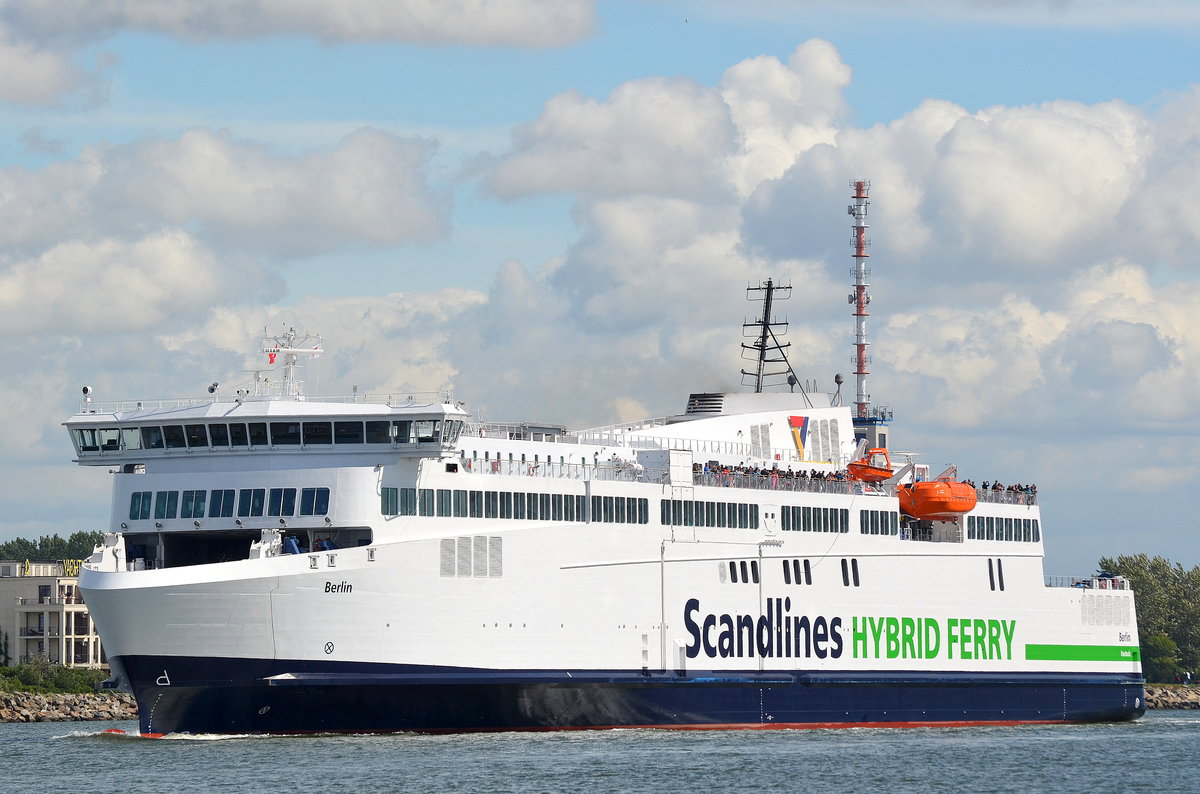 Die Scandlines Fähre Berlin IMO-Nummer:9587855 Flagge:Deutschland Länge:169.0m Breite:27.0m Baujahr:2015 Bauwerft:Fayard-Werft,Munkebo Dänemark auslaufend aus Warnemünde am 09.07.16