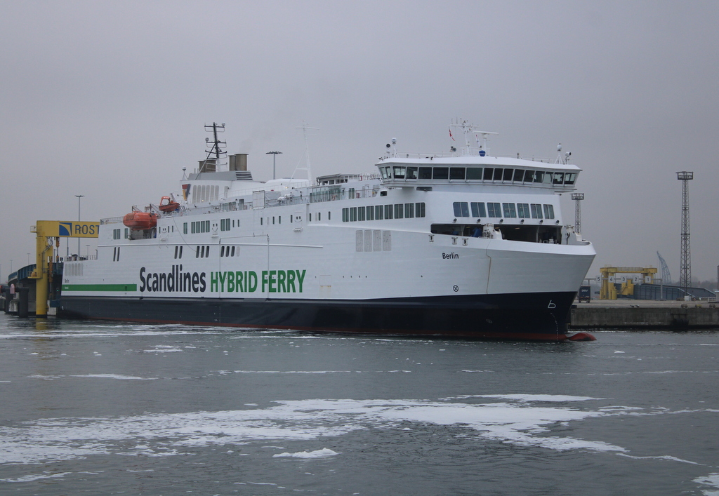 Die Scandlines Fähre BERLIN lag am Mittag des 13.11.2021 am LP 54 im Rostocker Überseehafen sie wird demmnächst auch ihr Flettner-Rotor bekommen.