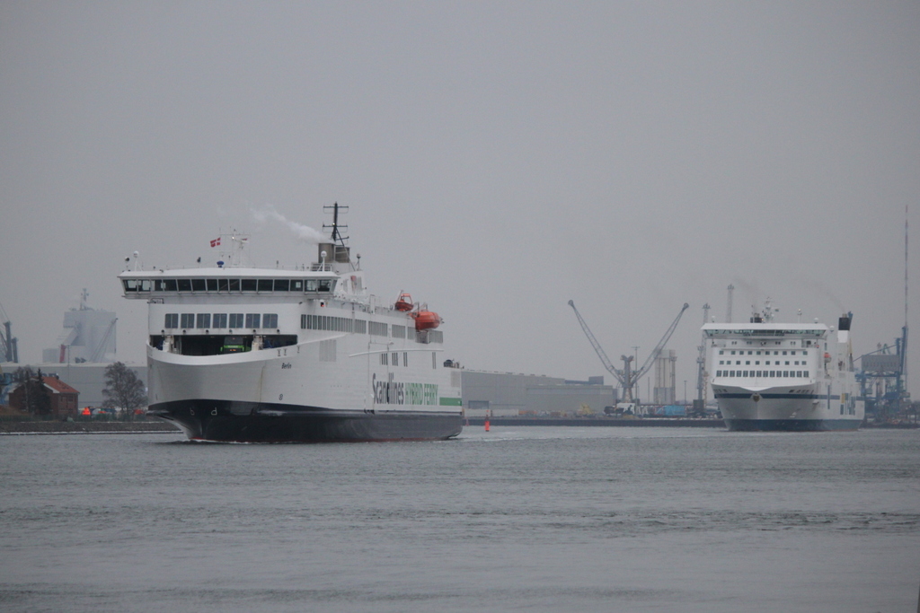 Die Scandlines Fähre Berlin und die TT-Line Fähre Nils Holgersson beim Auslaufen in Warnemünde.25.01.2019