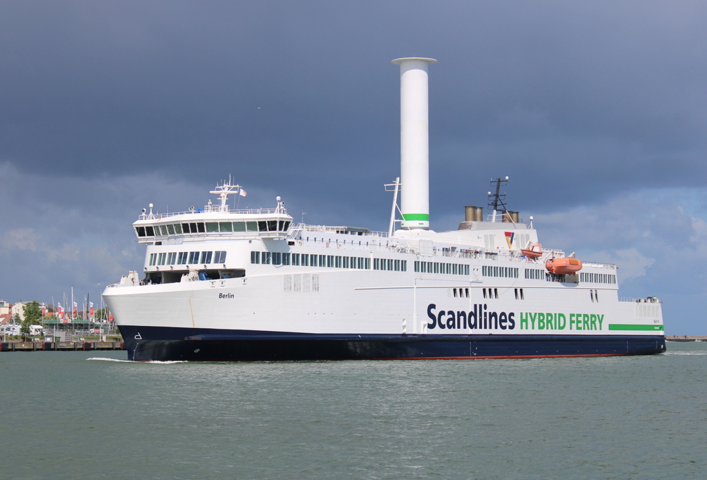 Die Scandlines Fähre Berlin(das 2. Einhorn) auf dem Seeweg von Gedser nach Rostock-Überseehafen beim Einlaufen am 27.05.2022 in Warnemünde.