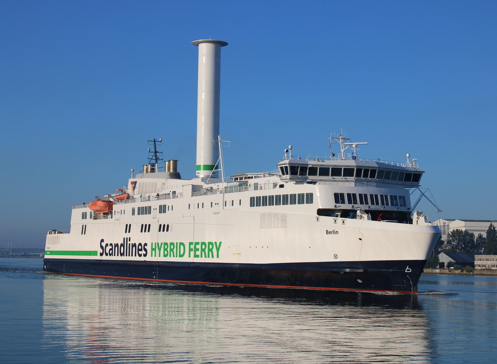 Die Scandlines Fähre Berlin(das 2. Einhorn) auf dem Seeweg von Rostock-Überseehafen nach Gedser beim Auslaufen am Morgen des 05.06.2022 in Warnemünde.