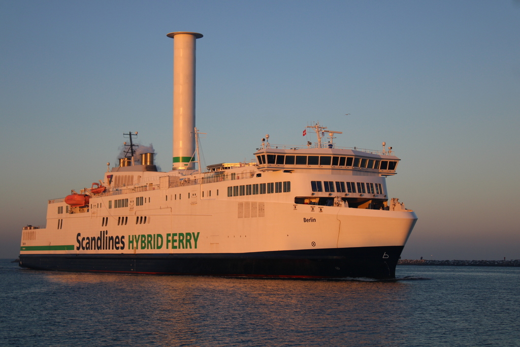 Die Scandlines Fähre Berlin(das 2.Einhorn)auf dem Seeweg von Gedser nach Rostock-Seehafen beim Einlaufen in Warnemünde bei Sonnenuntergang.17.12.2022