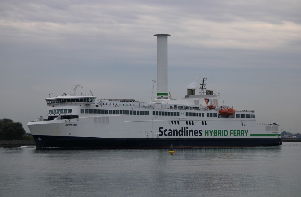 Die Scandlines Fähre COPENAGEN auf ihrem Seeweg von Rostock-Überseehafen nach Gedser beim Auslaufen um 10:00 Uhr mit ca 60 Minuten Verspätung in Warnemünde.26.09.2020