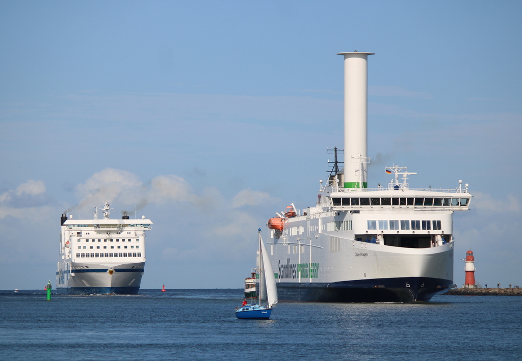 Die Scandlines Fähre COPENAGEN und TT-Line Fähre NILS HOLGERSSON am 09.10.2020 im Seekanal in Warnemünde.