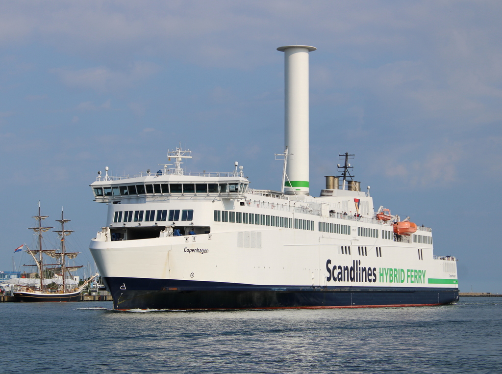 Die Scandlines Fähre COPENHAGEN auf ihrem Seeweg von Gedser nach Rostock-Überseehafen beim Einlaufen am 11.07.2021 in Warnemünde.