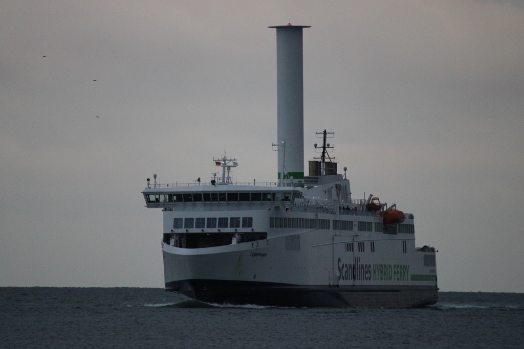 Die Scandlines Fähre COPENHAGEN auf ihrem Seeweg von Gedser nach Rostock-Überseehafen beim Einlaufen kurz vor dem nächsten Regenschauer in Warnemünde.17.10.2021