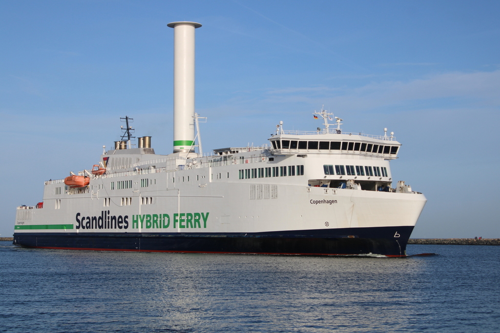 Die Scandlines Fähre COPENHAGEN(das 1. Einhorhn)auf ihrem Seeweg von Gedser nach Rostock-Überseehafen beim Einlaufen in Warnemünde.15.01.2022