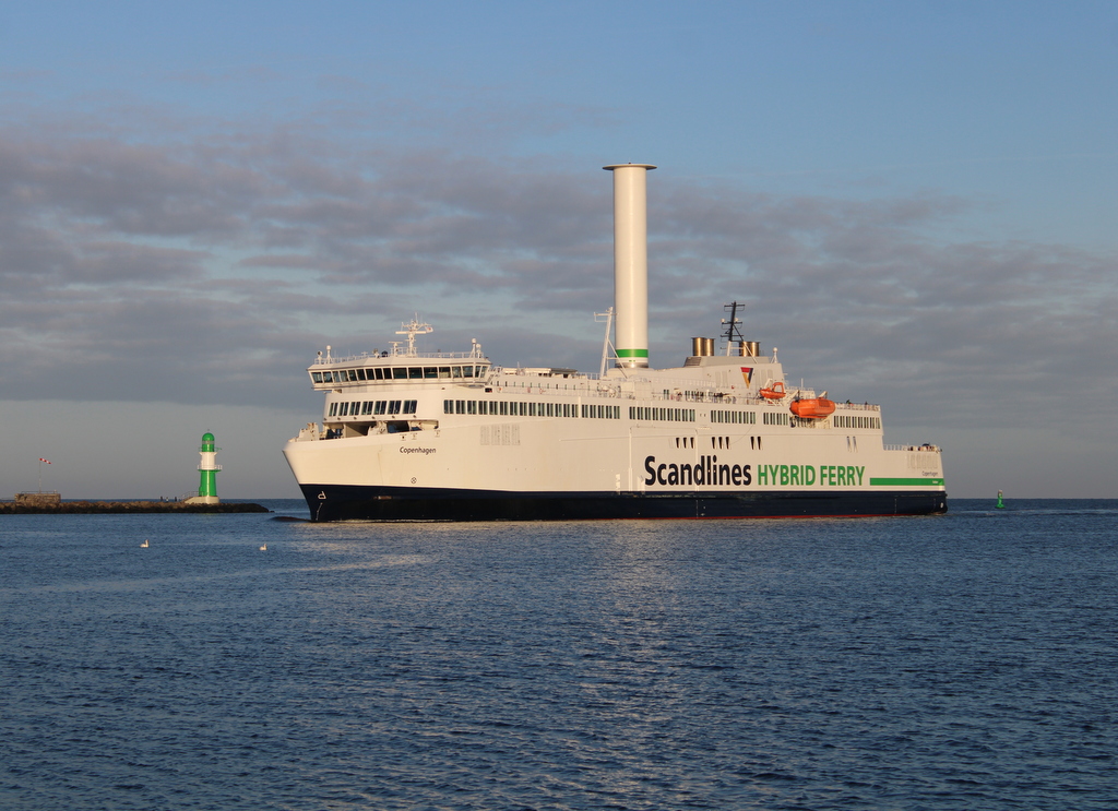 Die Scandlines Fähre Copenhagen(das 1. Einhorhn)auf ihrem Seeweg von Gedser nach Rostock-Überseehafen beim Einlaufen in Warnemünde.12.02.2022