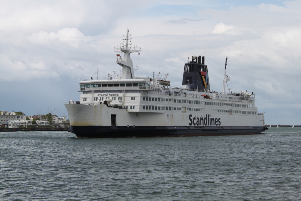 Die Scandlines Fhre Kronprins Frederik auf dem Weg von Gedser nach Rostock-berseehafen beim Einlaufen in Warnemnde.15.05.2016